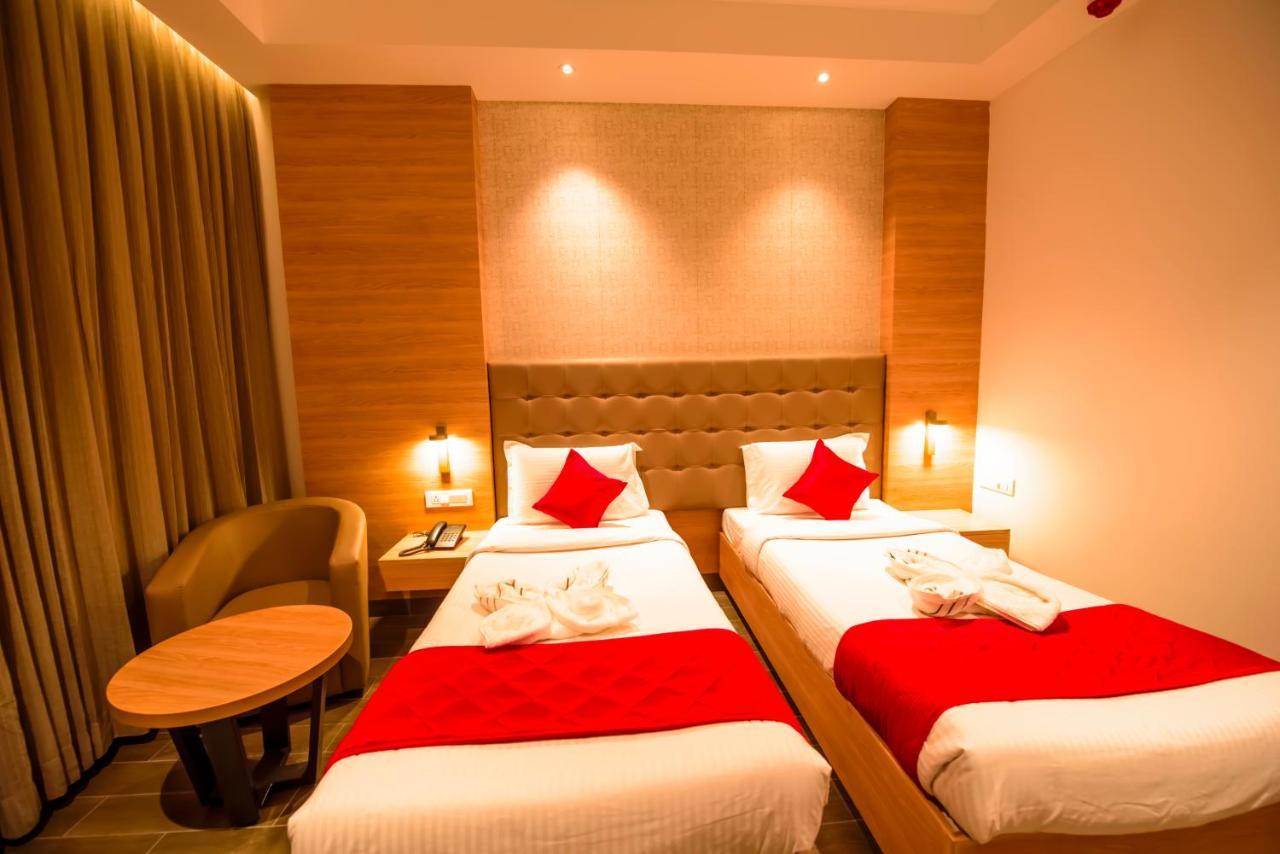 Hotel Annamalai Bahur Esterno foto